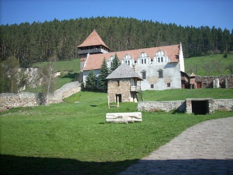 szarhegykastely_lovagterem_udvarbol_033.jpg